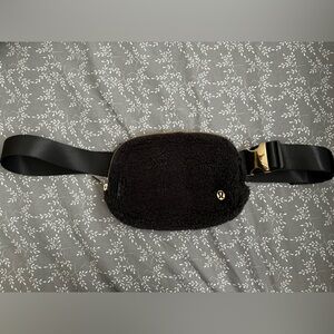 Lululemon 1L Sherpa black Everywhere belt-bag